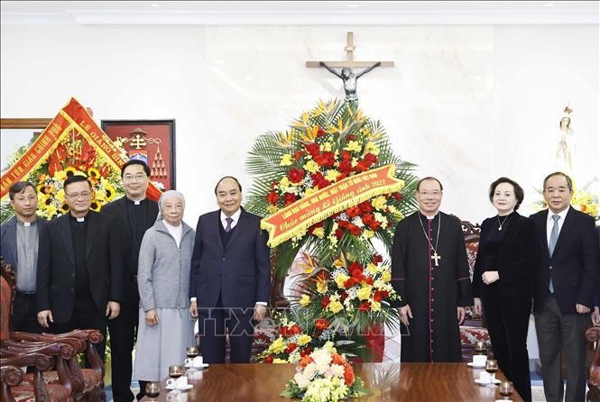 Chủ tịch nước Nguyễn Xuân Phúc tặng hoa chúc mừng Toà Tổng Giám mục Hà Nội Tổng giáo phận Hà Nội. Ảnh: TTXVN