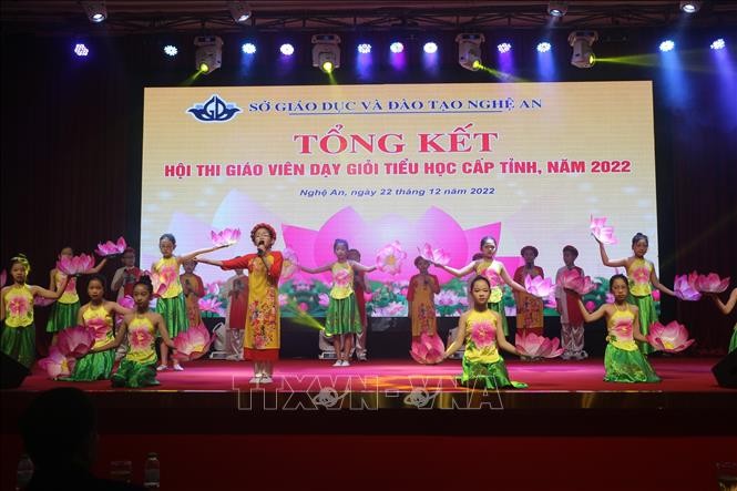 Biểu diễn dân ca ví, giặm của học sinh thành phố Vinh được sân khấu hóa tại các hội thi, tổng kết. 