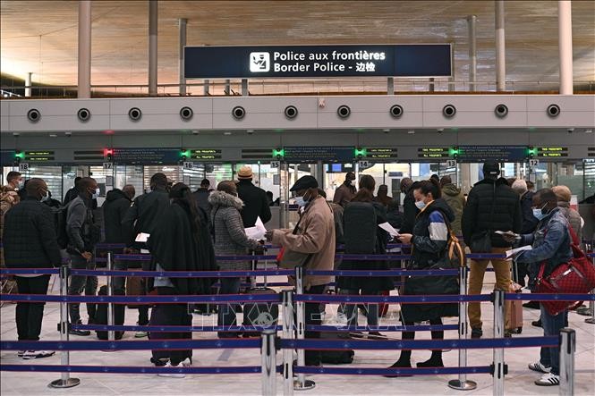 Hành khách chờ làm thủ tục tại quầy đăng ký của sân bay quốc tế Roissy Charles-de-Gaulle, Pháp. Ảnh tư liệu: AFP/TTXVN