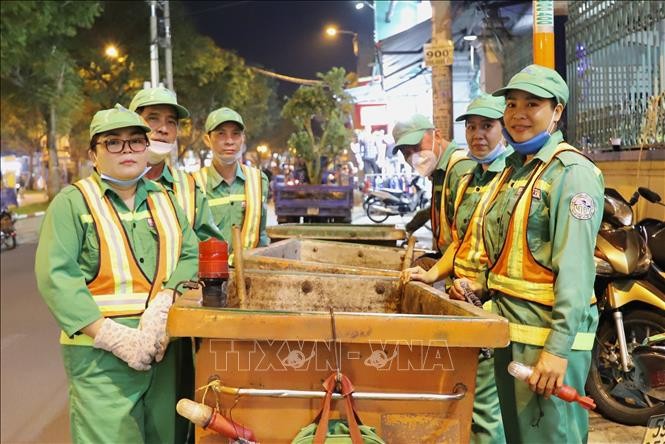 Các công nhân vệ sinh môi trường của Công ty Trách nhiệm hữu hạn Một thành viên Môi trường đô thị TP Hồ Chí Minh bắt đầu một ca làm việc đêm.