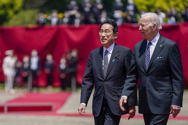Tổng thống Mỹ Joe Biden (phải) và Thủ tướng Nhật Bản Fumio Kishida tại cuộc gặp ở Washington, DC, ngày 13/1. Ảnh: AFP