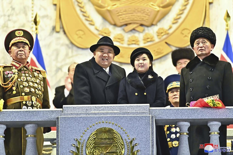 Chủ tịch Triều Tiên Kim Jong-un cùng con gái theo dõi lễ diễu binh tối 8/2/2023. Ảnh: KCNA/AP