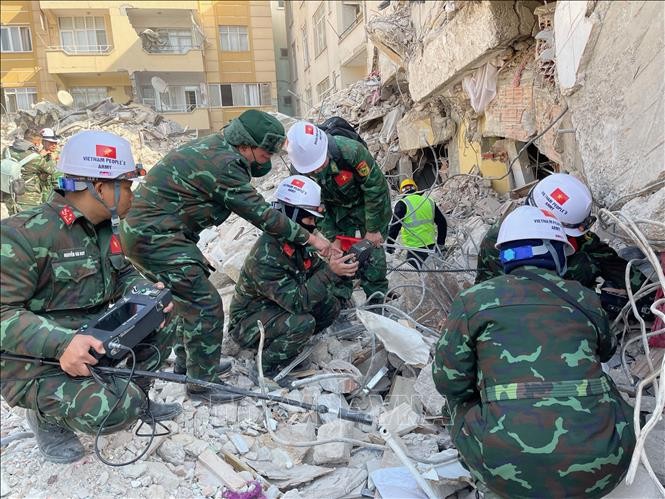 Lực lượng công binh tìm kiếm nạn nhân trên khu vực đổ nát tại Hatay, Thổ Nhĩ Kỳ. 
