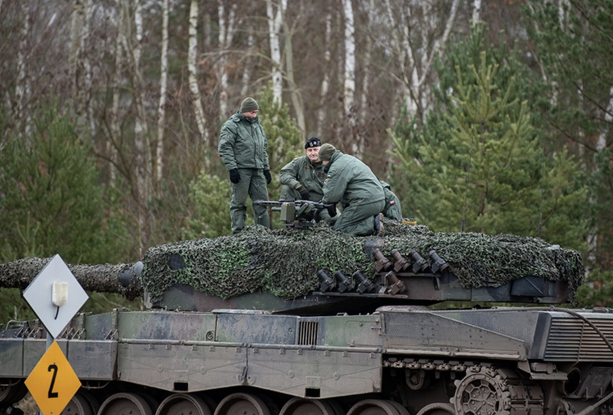 Binh sĩ Ukraine được huấn luyện sử dụng xe tăng Leopard 2 tại Świętoszów, Ba Lan. Ảnh: Defense Express