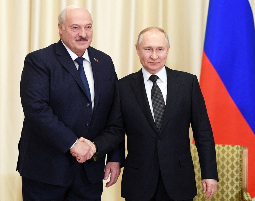 Tổng thống Nga Vladimir Putin bắt tay Tổng thống Belarus Alexander Lukashenko trong cuộc gặp tại dinh thự Novo-Ogaryovo, ngoại ô Moskva, Nga ngày 17/2. Ảnh: Reuters 