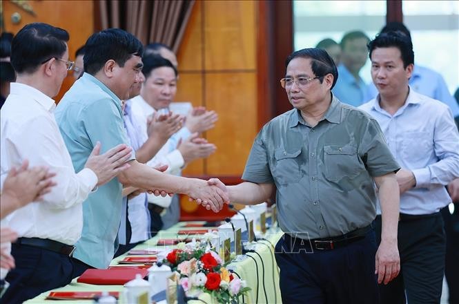 Thủ tướng Phạm Minh Chính với lãnh đạo chủ chốt tỉnh Hà Giang. Ảnh: Dương Giang
