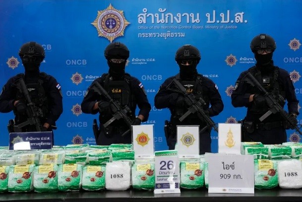 Ảnh chụp ngày 1/6 cho thấy cảnh sát Thái Lan bên số ma túy đá bị tịch thu. Ảnh: AP