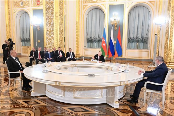 Tổng thống Azerbaijan Ilham Aliyev, Tổng thống Nga Vladimir Putin và Thủ tướng Armenia Nikol Pashinyan trong cuộc họp ở Moskva ngày 25/5/2023 (ảnh theo chiều kim đồng hồ). Ảnh: AFP