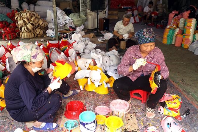 Những người thợ ở thôn ông Hảo, xã Liêu Xá, huyện Yên Mỹ, tỉnh Hưng Yên giữ gìn nghề sản xuất mặt nạ giấy bồi. Ảnh: Mai Ngoan