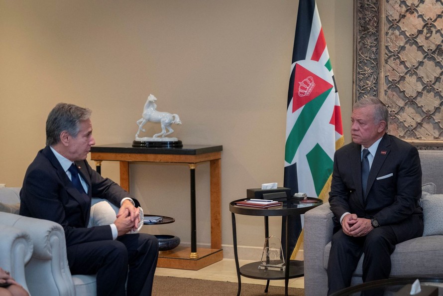 Ngoại trưởng Mỹ Blinken (trái) gặp Quốc vương Jordan ngày 13/10. Ảnh: Reuters
