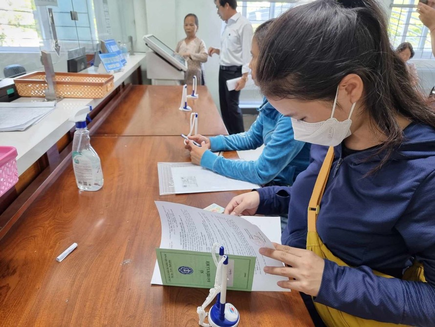 Chị Võ Thị Trang đang kiểm tra lại thông tin trước khi chốt sổ lĩnh BHXH một lần.
