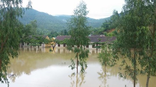 Tại Trường Tiểu học Cảnh Hóa, nước đã ngập sân trường.