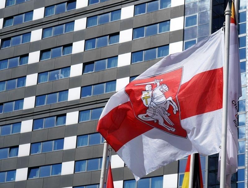 Lativa đã thay quốc kỳ Belarus bằng lá cờ trắng-đỏ-trắng của phe đối lập bên ngoài một trong những khách sạn ở trung tâm Riga hôm 24/5. (Nguồn: Reuters)
