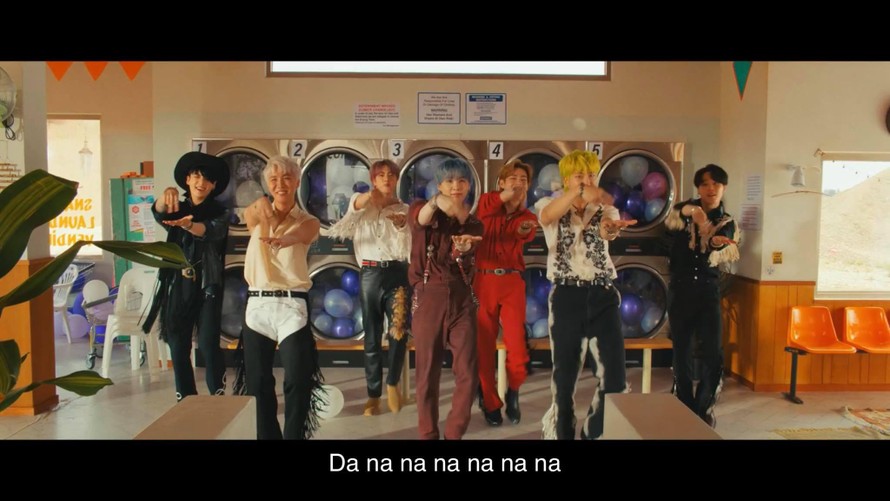 Ngôn ngữ ký hiệu dành cho người khiếm thính trong MV "Permission to dance" của BTS, Tôi muốn nhảy = Di chuyển hai ngón tay sang trái phải ở lòng bàn tay bên kia.