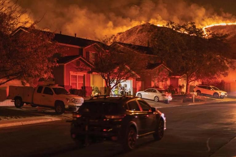 Đám cháy Blue Ridge vào ngày 27/10/2020 ở Chino Hills, Nam California, khiến hàng chục nghìn người phải rời bỏ nhà cửa của mình. Ảnh: David McNew.