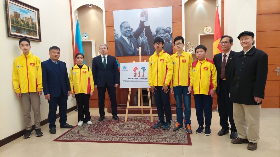 Đại sứ Azerbaijan tại Việt Nam, ông Shovgi Kamal oglu Mehdizada chụp ảnh lưu niệm cùng các tuyển thủ cờ vua Việt Nam. Ảnh: ĐSQ cung cấp.