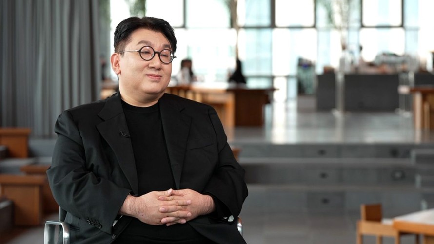 Chủ tịch tập đoàn HYBE, ông Bang Si-hyuk có buổi phỏng vấn với đài CNN tại thành phố Seoul. 