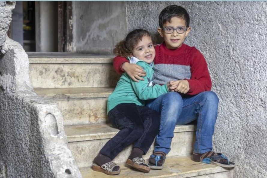 Radwan (9 tuổi) và em gái Rimas (5 tuổi) ở Syria được hưởng phúc lợi từ UNICEF. 
