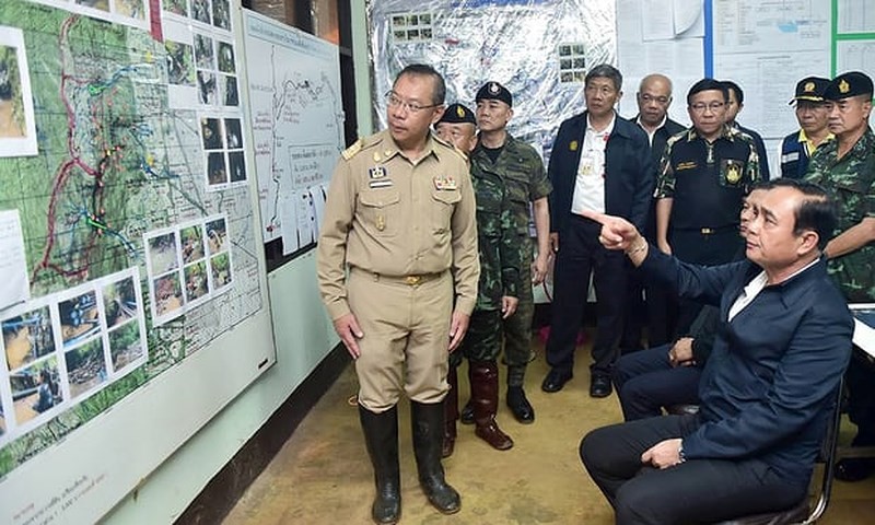 Thủ tướng Prayut Chan-o-cha quan sát bản đồ hang động Tham Luang. Ảnh: EPA