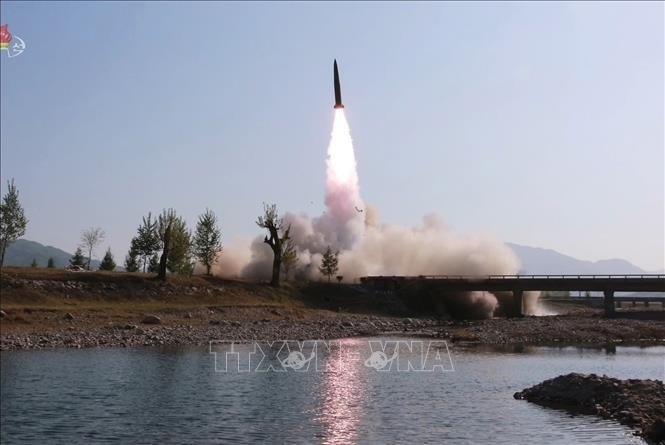 (Ảnh do Đài truyền hình Trung ương Triều Tiên đăng phát ngày 9/5/2019): Một tên lửa tầm ngắn của Triều Tiên được phóng thử tại một địa điểm bí mật. Ảnh: YONHAP/TTXVN