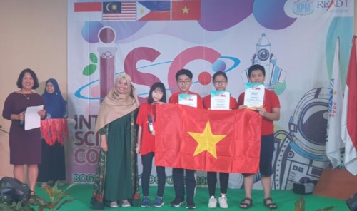 Các học sinh của Đoàn Việt Nam nhận giải Huy chương Vàng