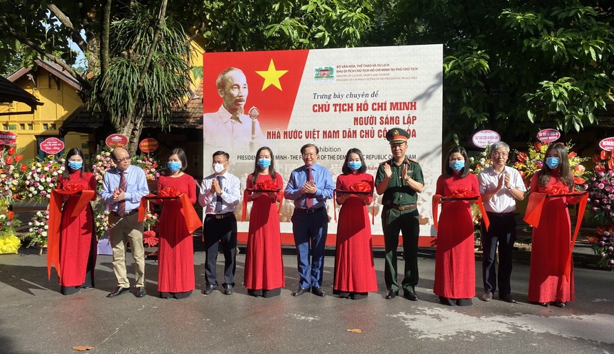 Cắt băng lễ khai mạc trưng bày chuyên đề “Chủ tịch Hồ Chí Minh- người sáng lập Nhà nước Việt Nam Dân chủ Cộng hòa” - Ảnh: Tuyengiao.vn
