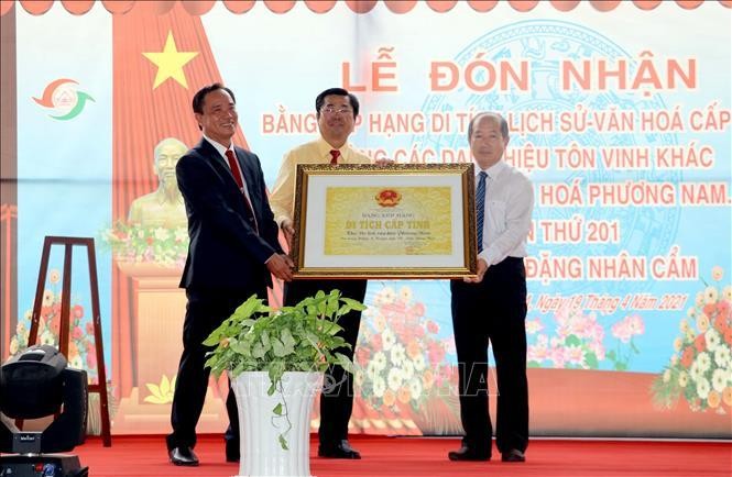 Trao bằng xếp hạng Di tích Lịch sử-Văn hóa cấp tỉnh cho Khu du lịch Văn hóa Phương Nam.