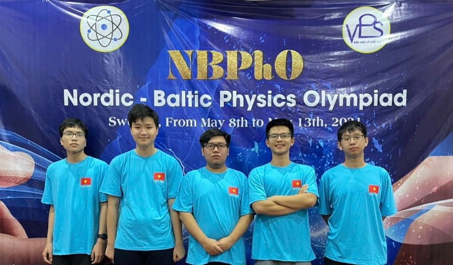 Sẵn sàng cho ngày hội lớn Đội tuyển học sinh Hà Nội tham dự kỳ thi Olympic vật lý Bắc Âu - Baltic năm 2021. 