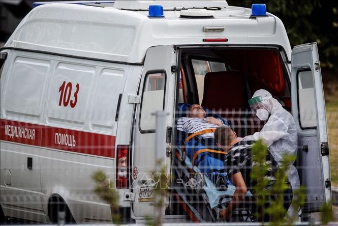 Chuyển bệnh nhân nhiễm COVID-19 tới bệnh viện ở ngoại ô Moskva, Nga. Ảnh: AFP/TTXVN