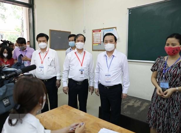 Bộ trưởng Bộ Giáo dục và Đào tạo Nguyễn Kim Sơn kiểm tra tại điểm thi trường THPT Chu Văn An (Hà Nội). Ảnh: Thanh Tùng/TTXVN