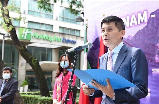 Đại sứ Nguyễn Hoành Năm phát biểu tại lễ khai mạc.