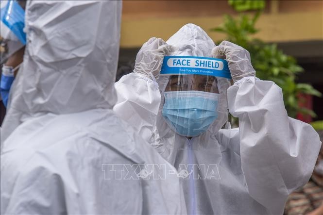 Nhân viên trong trang phục bảo hộ làm công việc khử trùng nhằm ngăn chặn sự lây lan của dịch COVID-19 tại khu vực ngoại ô Kuala Lumpur, Malaysia . Ảnh: THX/TTXVN