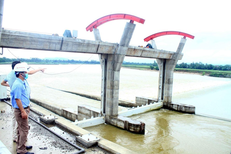 Đập Bara Đô Lương (Nghệ An) là công trình đầu mối của hệ thống thủy lợi Bắc Nghệ An đang trong quá trình nâng cấp đã tạm dừng thi công và chuẩn bị nguyên vật liệu để sẵn sàng xử lý các sự cố khi mùa mưa lũ đến. Ảnh: Tá Chuyên/TTXVN