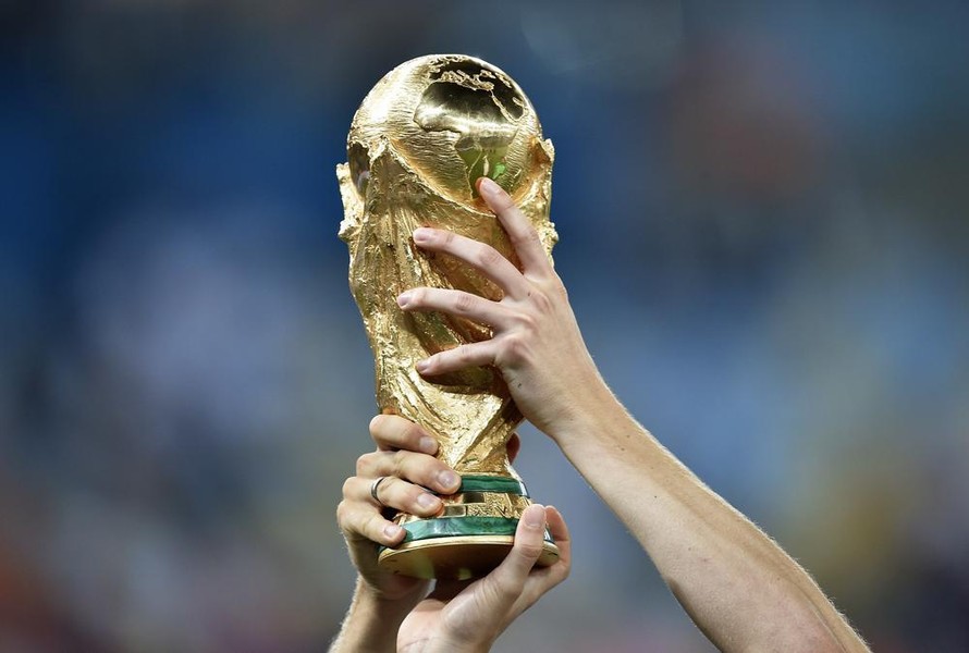 Chiếc cúp vàng của FIFA World Cup. Ảnh: AP