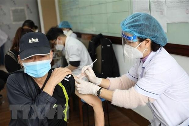 Nhân viên y tế tiêm vaccine phòng COVID-19 cho người dân phường Lê Đại Hành, quận Hai Bà Trưng, Hà Nội. (Ảnh: Minh Quyết/TTXVN)