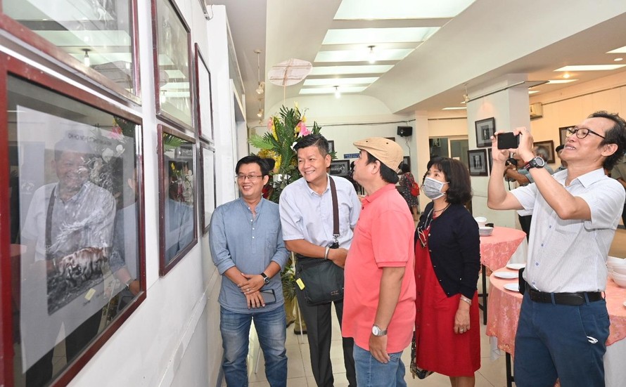 Các đại biểu tham quan triển lãm ảnh "Cảm xúc 2" tại TP Hồ Chí Minh.
