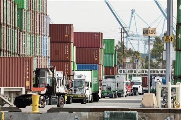 Container hàng hóa được bốc dỡ tại cảng ở Los Angeles, California (Mỹ), ngày 22/10/2021. (Ảnh: THX/TTXVN)