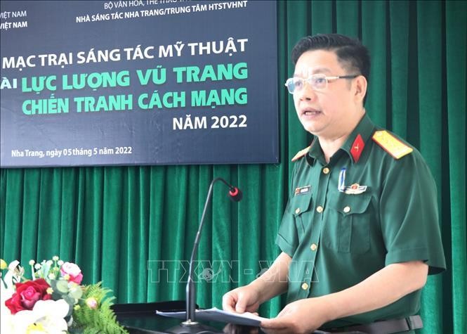 Đại tá Đinh Xuân Hòa – Phó Giám đốc Bảo tàng Lịch sử Quân sự Việt Nam phát biểu khai mạc Trại sáng tác.