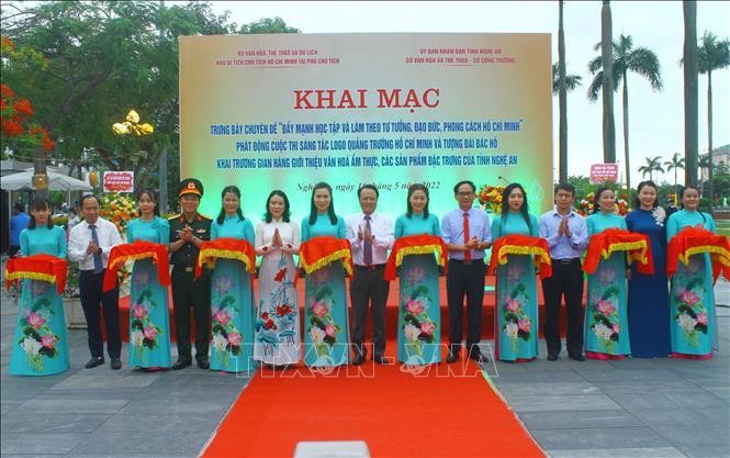 Các đại biểu thực hiện nghi thức khai mạc Triển lãm “Đẩy mạnh học tập và làm theo tư tưởng, đạo đức, phong cách Hồ Chí Minh”.