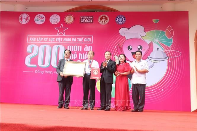 Đại diện UBND tỉnh Đồng Tháp nhận chứng nhận Xác lập kỷ lục về chế biến và công diễn các món ăn làm từ sen nhiều nhất Việt Nam.