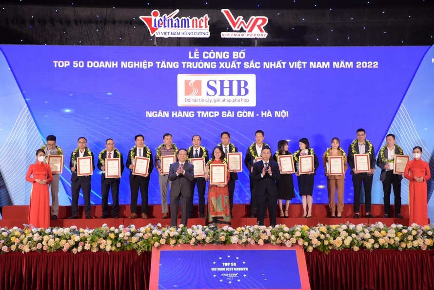 Đại diện Ngân hàng SHB nhận Giải thưởng Top 50 Doanh nghiệp tăng trưởng xuất sắc nhất Việt Nam 2022 (Top 50 Vietnam The Best Growth 2022)