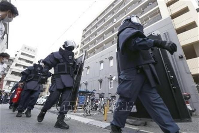 Cảnh sát điều tra tại hiện trường vụ nổ súng vào cựu Thủ tướng Abe Shinzo tại Nara, Nhật Bản, ngày 8/7/2022. Ảnh: Kyodo/TTXVN