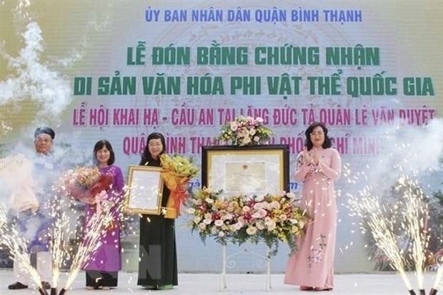Phó Chủ tịch UBND Thành phố Hồ Chí Minh Phan Thị Thắng đại diện trao bằng chứng nhận cho ban quản lý di tích lăng. (Ảnh: Thu Hương/TTXVN)