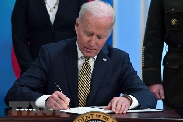 Tổng thống Mỹ Joe Biden ký khoản viện trợ quân sự cho Ukraine. (Ảnh: AFP/TTXVN)