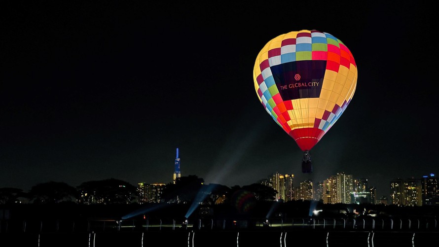Khinh khí cầu 'trung tâm mới' rực rỡ sắc màu, chào đón 'Lễ hội Nhạc nước lớn nhất Đông Nam Á'