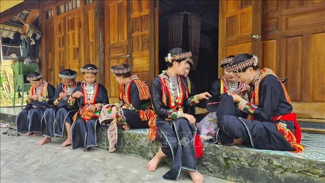 Đối với các chị em người Dao đỏ ở Yên Bái, trang phục truyền thống luôn được gìn giữ và mặc vào những dịp lễ, tết. Ảnh tư liệu: Tuấn Anh/TTXVN
