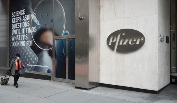 Một người phụ nữ đi trước trụ sở chính của Pfizer ở Manhattan. (Nguồn: Getty Images)