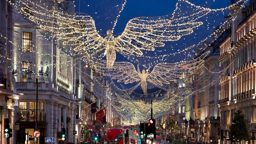 Đèn trang trí Giáng sinh trên phố Regent, London ngày 24/11/2022. Ảnh: AP
