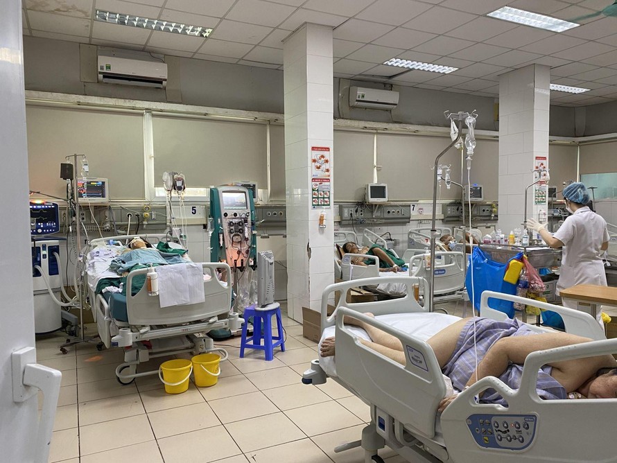 Bệnh nhân sốt xuất nặng điều trị tại Bệnh viện Bệnh nhiệt đới Trung ương. Ảnh: Tạ Nguyên