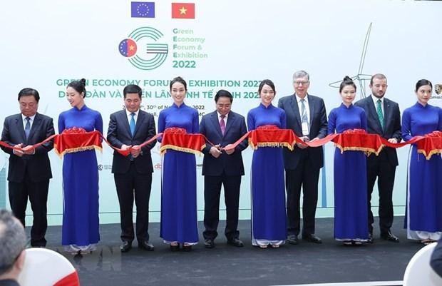 Thủ tướng Phạm Minh Chính và các đại biểu cắt băng khai mạc Triển lãm Kinh tế xanh GEFE 2022. (Ảnh: Dương Giang/TTXVN)